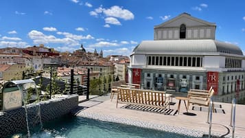 Una piscina al aire libre de temporada