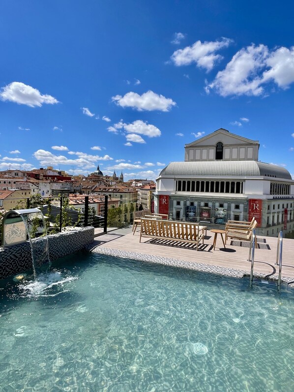 Una piscina al aire libre de temporada
