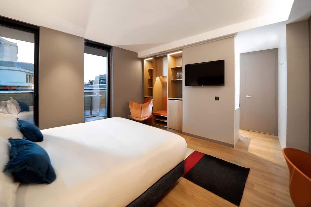 Minibar, caja de seguridad en la habitación y escritorio
