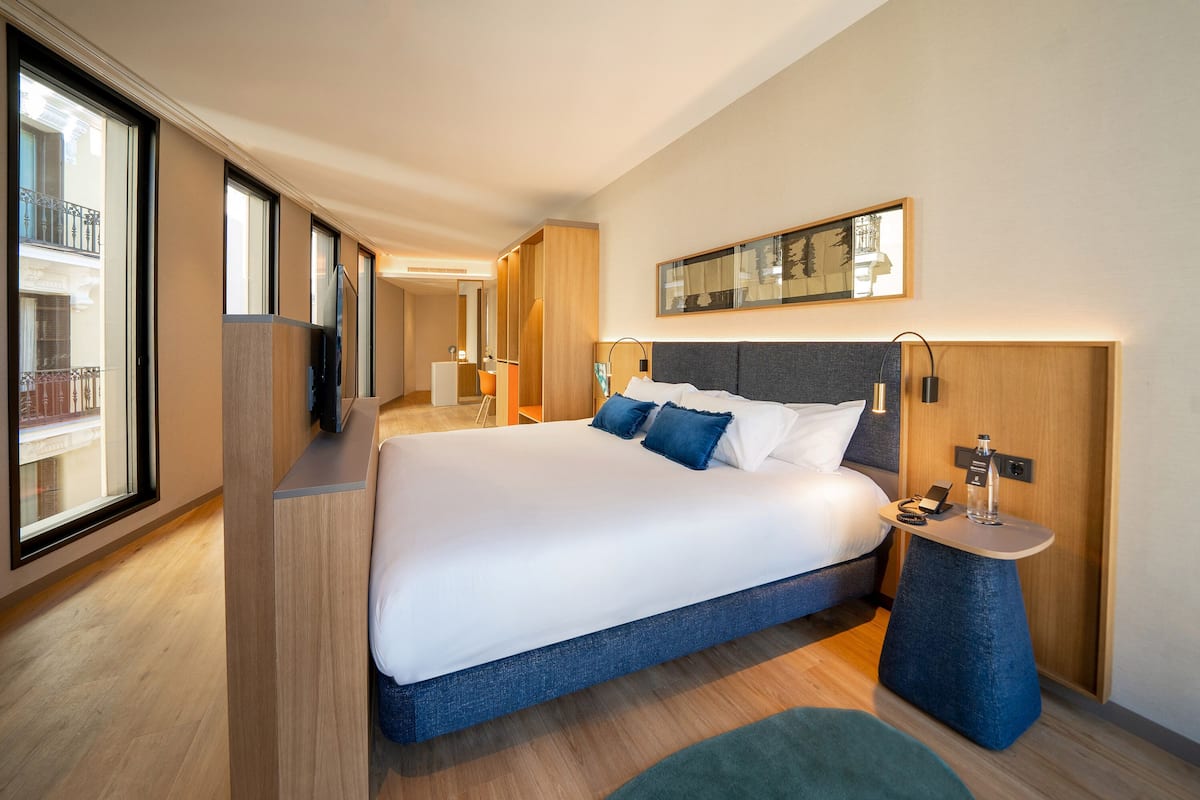 Minibar, caja de seguridad en la habitación y escritorio
