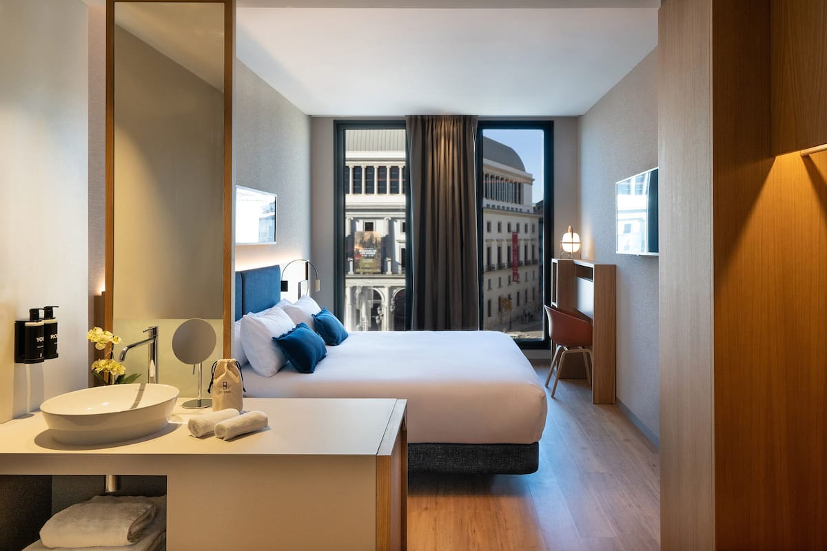 Minibar, caja de seguridad en la habitación y escritorio