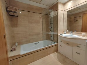 Combined shower/tub, hair dryer, towels, soap - NON STRESS Arena Beachfront (Alboraya)