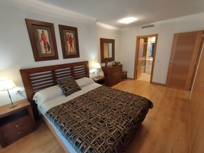 1 slaapkamer, een strijkplank/strijkijzer, reisbedje, gratis wifi