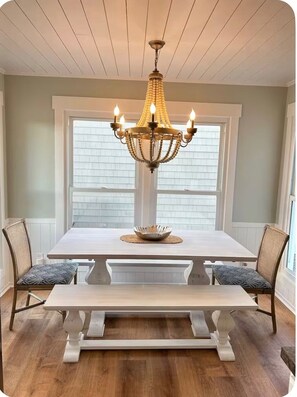 Dining - Bucket List Beach Retreat, Sunset Beach - with EV Charger 
HGTV WINNER! (Sunset Beach)