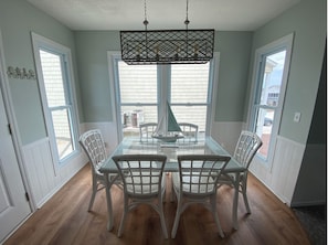 Dining - Sunset Beach HGTV Winner! Great Location, Steps to Beach! (Sunset Beach)