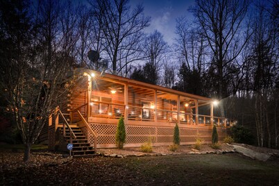 Stoneledge Cabin:Romantic Log Cabin, Hot Tub, Creek, Stone Fireplace, WiFi, ROKU
