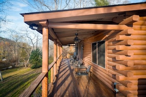 Terrace/patio - Stoneledge Cabin:Romantic Log Cabin, Hot Tub, Creek, Stone Fireplace, WiFi, ROKU (Hendersonville)