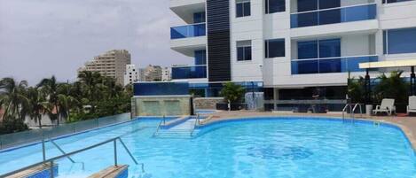 Una piscina al aire libre