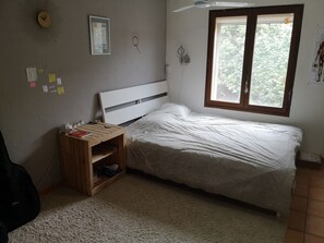 3 bedrooms, iron/ironing board, bed sheets