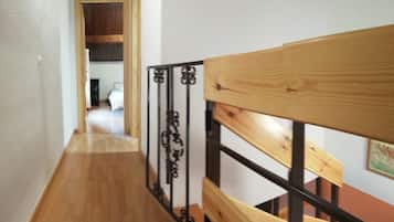 2 slaapkamers, een strijkplank/strijkijzer, reisbedje, gratis wifi