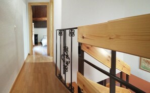 2 habitaciones, tabla de planchar con plancha y cuna de viaje 