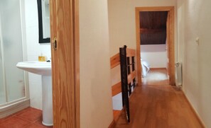 2 chambres, fer et planche à repasser, lit de bébé portatif