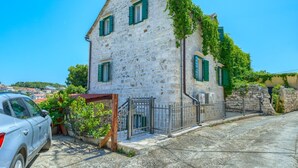A stone building with green shutters, a parked car, and a clear blue sky. - Villa Bonaca - Three Bedroom Villa, Sleeps 6 (Sumartin)