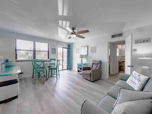 TV - Modern Beauty by the Beach Gulf View Balcony &Pool (St. Pete Beach)