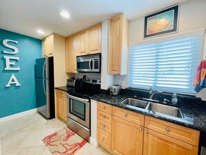 Refrigerador, microondas, horno y parrilla de estufa 