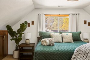 4 bedrooms, desk, iron/ironing board, free WiFi