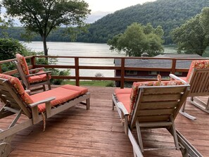 Property grounds - Charming Lakeview Cottage In Candlewood Lake Private Beach Community (New Milford)