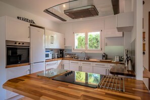 Microwave, oven, dishwasher, coffee/tea maker - Nice house with private pool and private garden. (Tamariu)
