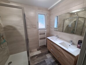 Shower, hair dryer - Le Séchoir des acacias, 110m2 "L'Orée du Bois" gîte with heated pool. (ST LEON SUR VEZERE)
