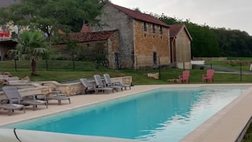 Een buitenzwembad en een verwarmd zwembad