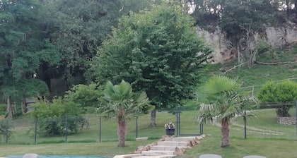 Le Séchoir des acacias, 85m2 "Les Chênes Verts" gîte with heated pool.