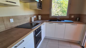 Een koelkast, een microgolfoven, een oven, een kookplaat