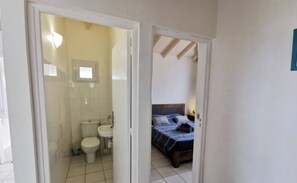 Dusche, Haartrockner, Handtücher, Toilettenpapier