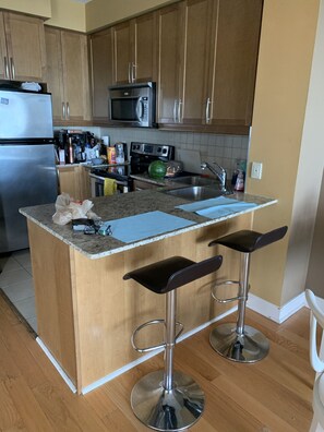 Réfrigérateur, four à micro-ondes, un four, lave-vaisselle