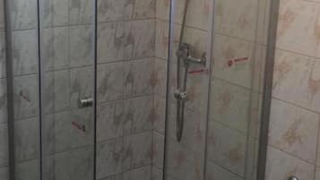 Quarto triplo | Escrivaninha, Wi-Fi de cortesia, roupa de cama