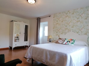 4 bedrooms, travel cot, bed sheets
