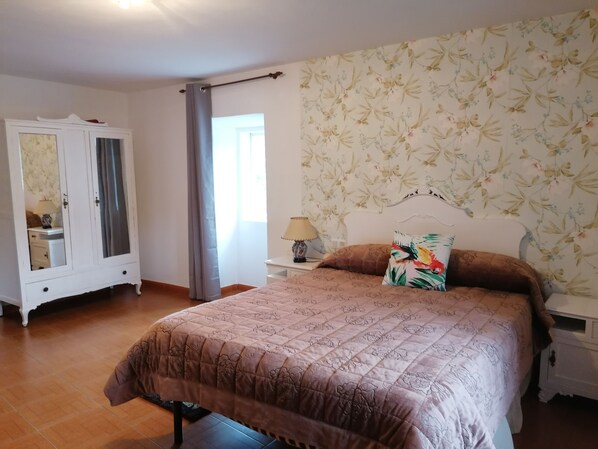 4 bedrooms, travel crib, bed sheets - Casa Cándida (Cotobad)