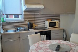 Fridge, microwave, oven, coffee/tea maker