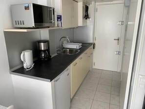 Kühlschrank, Mikrowelle, Wasserkocher mit Kaffee-/Teezubehör