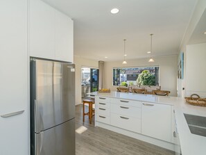 Kjøleskap, mikrobølgeovn, oppvaskmaskin og brødrister