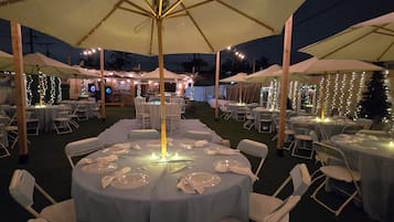 Zona a l'aire lliure per a la celebració de banquets