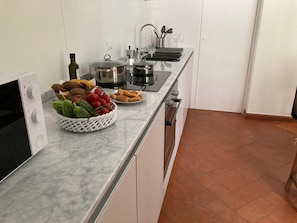 Geladeira, micro-ondas, fogão, cooktop