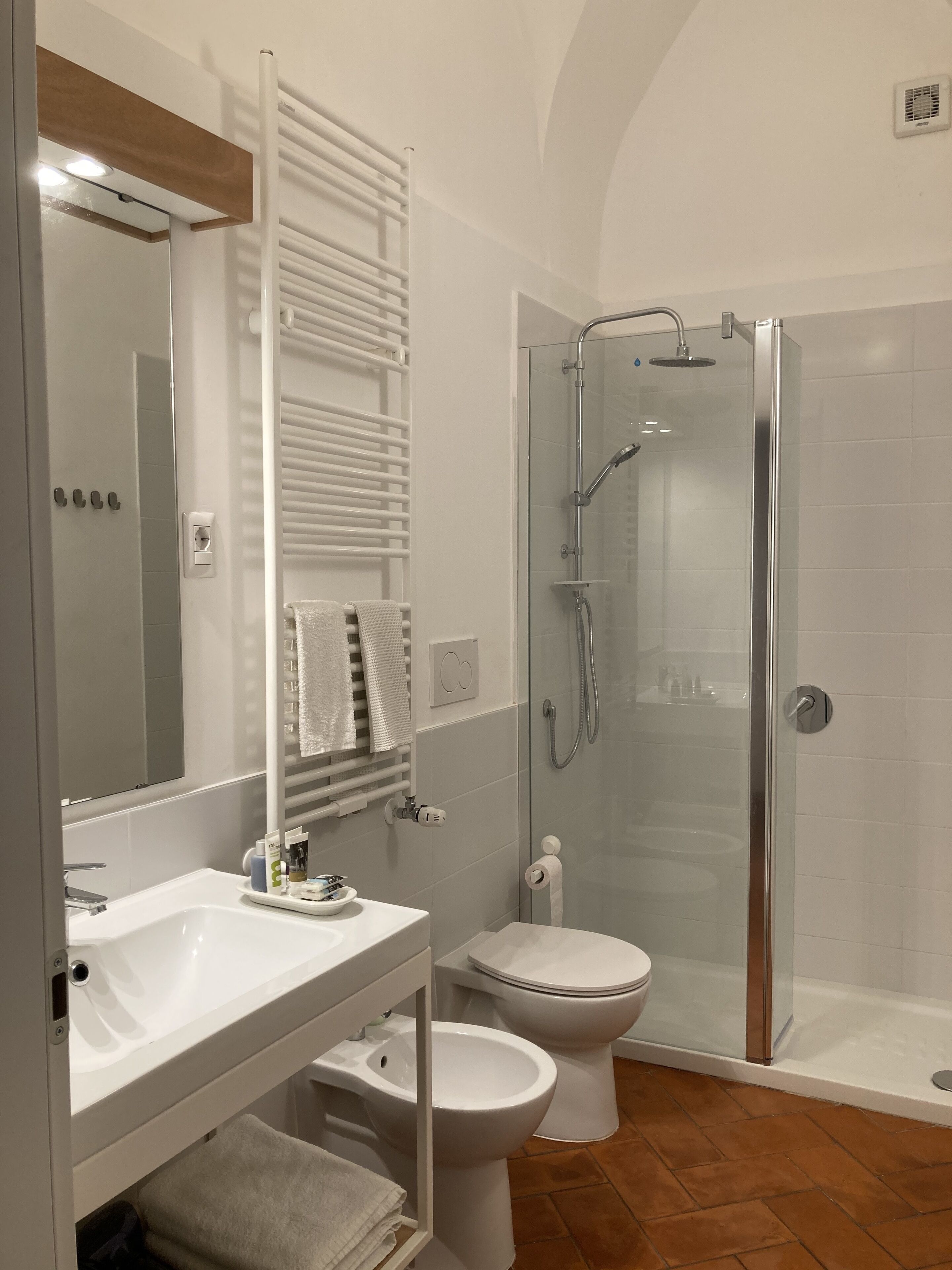 Doccia, asciugacapelli, bidet, asciugamani