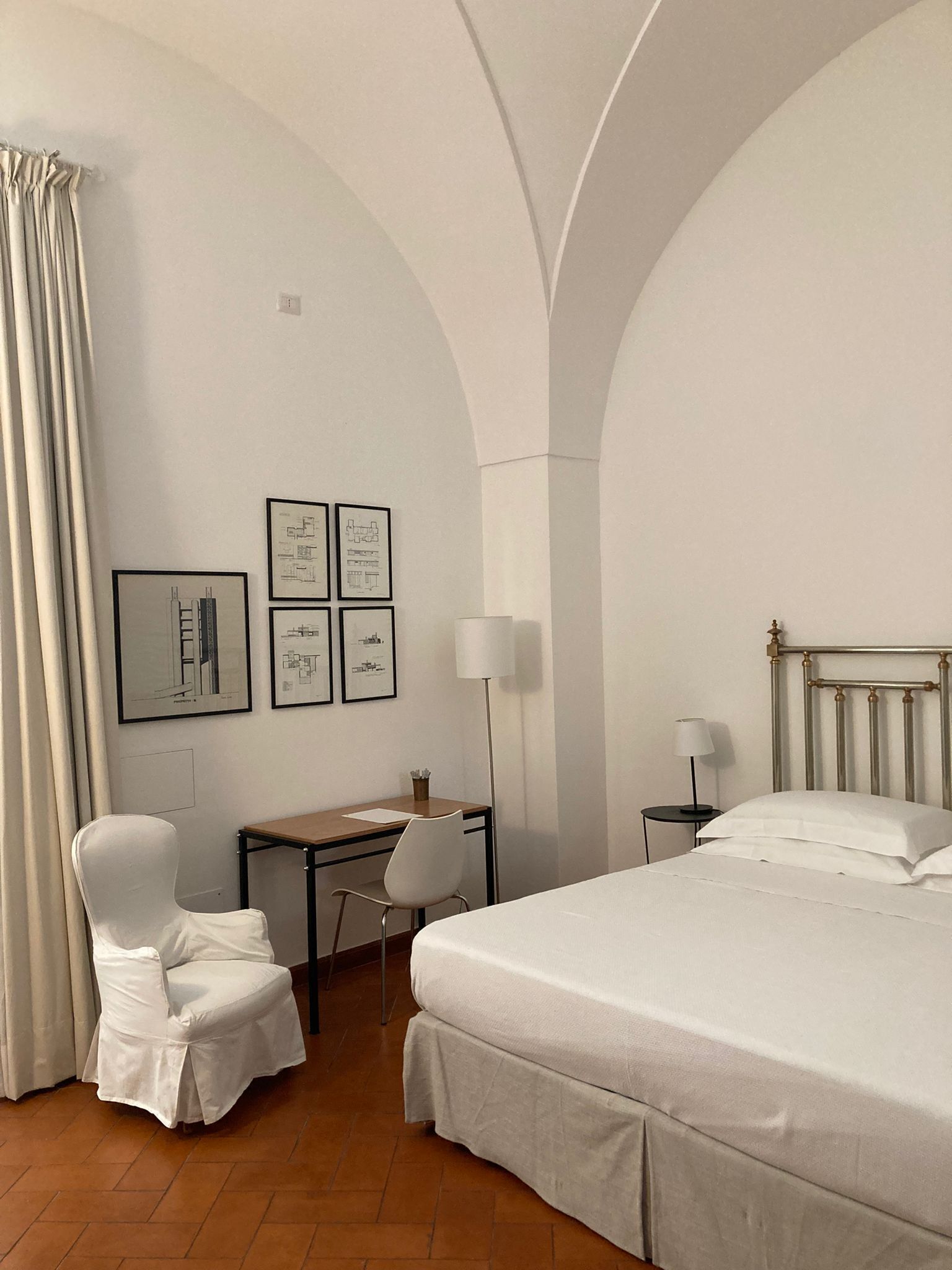 1 غرفة نوم وخزنة داخل الغرفة ومكتب ومكواة/لوح كي