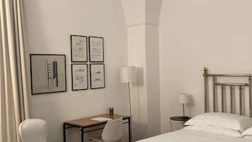 1 camera, una cassaforte in camera, una scrivania, ferro/asse da stiro