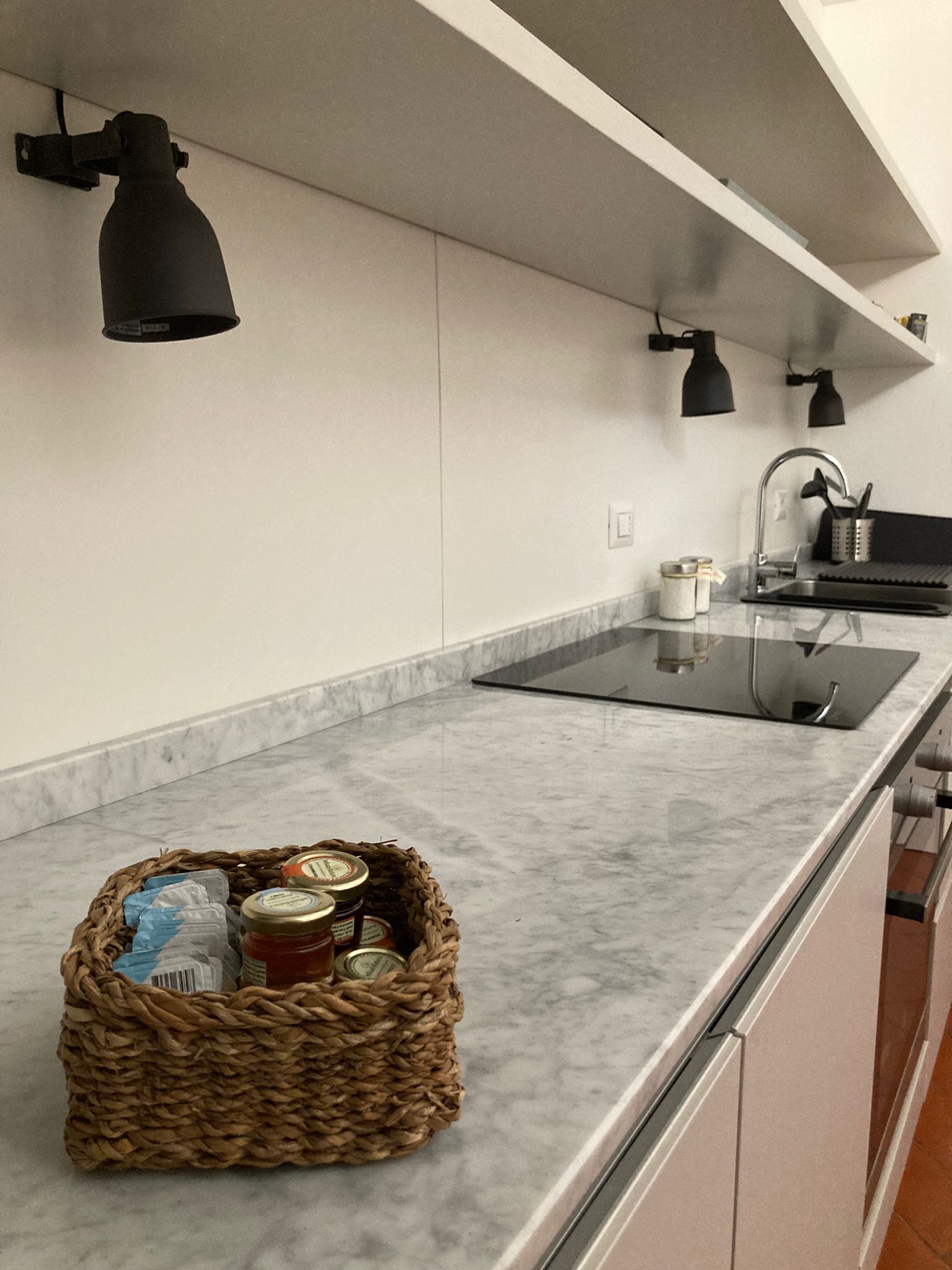 Frigorifero, microonde, forno, piano cottura