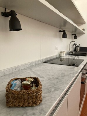 Réfrigérateur, micro-ondes, four, plaque de cuisson