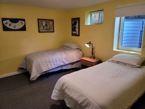 2 habitaciones, tabla de planchar con plancha, wifi y ropa de cama