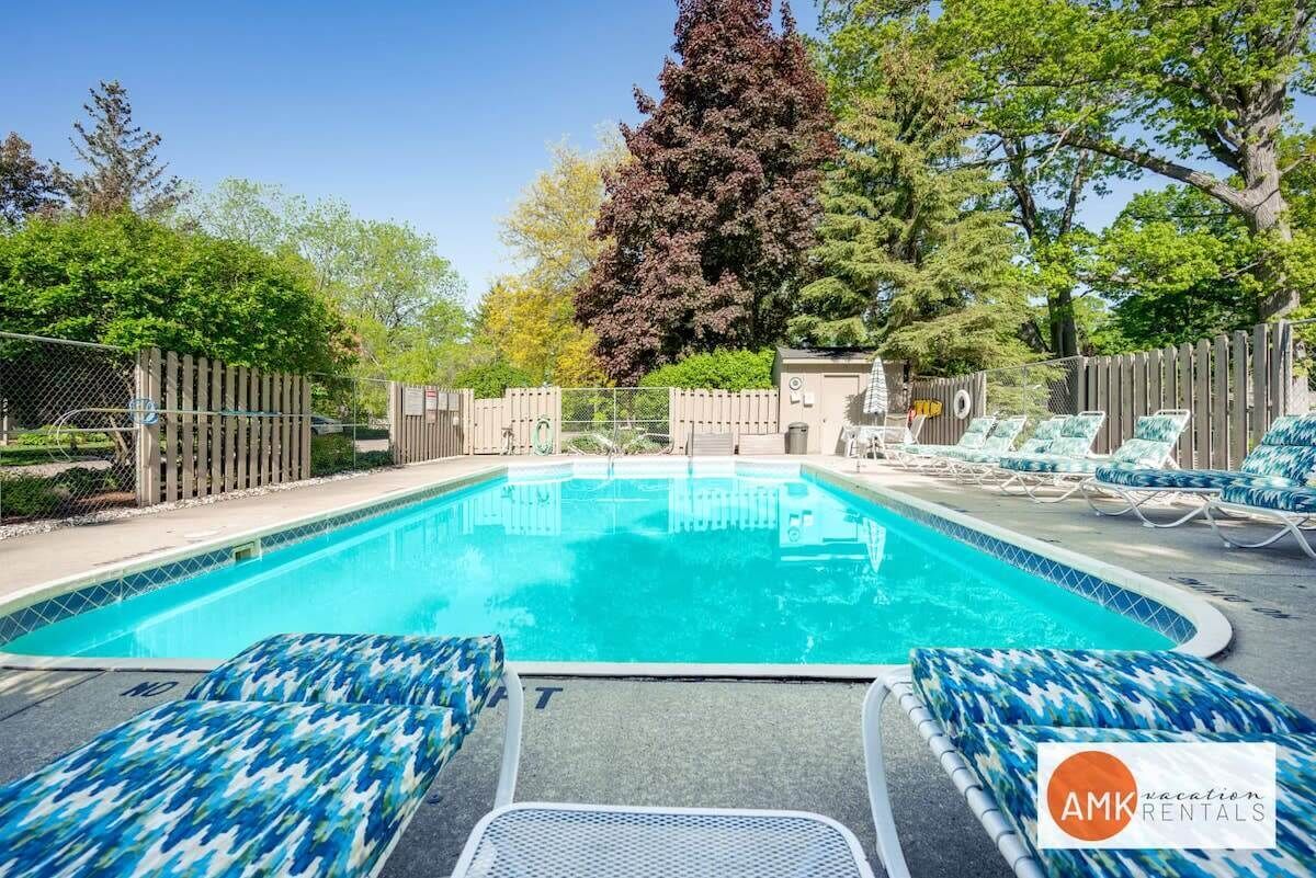 Charming Bayview - Downtown Condo with pool!