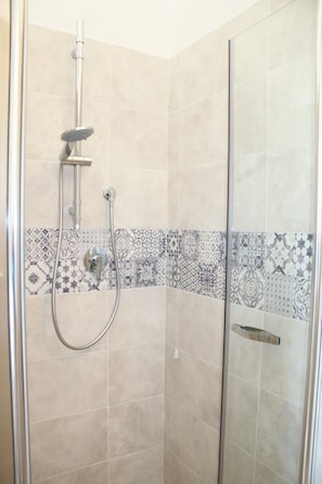 Dusche, Haartrockner, Bidet, HandtĂŒcher