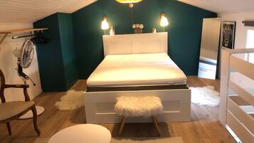1 habitación, cuna de viaje y ropa de cama