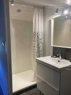 Bathtub, towels
