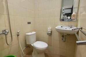 A bathroom with a toilet, sink, and shower. - Omah Inap D24 Syariah Near Universitas Aisyiah Yog (Sleman)