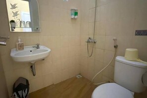 Ein Badezimmer mit Waschbecken, Toilette und Dusche.