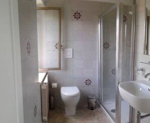 別墅 | 浴室 | 淋浴設備、吹風機、毛巾