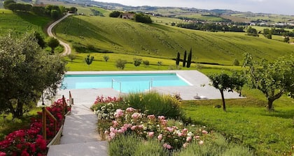 Ostra Villa - Sleeps 8 - Pool - Garden - Parking